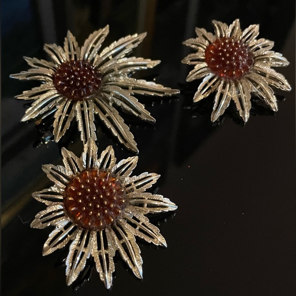 Vintage Signed Sarah Coventry Set 1960 Sunflower Brooch Pendant & Clip Earrings - Picture 2 of 8